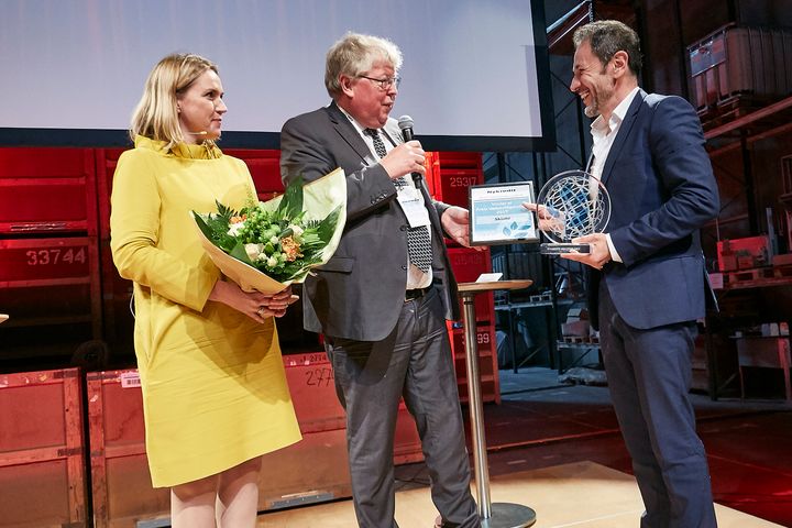 Samuel Waldorph, adm. direktør i SKIOLD (til højre) har vundet prisen som Årets Vækstvirksomhed. Foto: Torben Worsøe