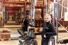 Plastaffald fra Biltemas store varelager i Halmstad bliver sendt til genbrug hos en lokal virksomhed. Foto: PR.