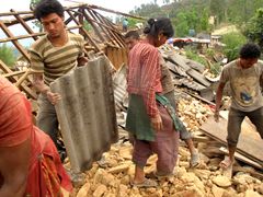 Den fattige nepalesiske befolkning kæmper med at samle stumperne og etablere sig igen efter jordskælvene smadrede deres huse i 2015.