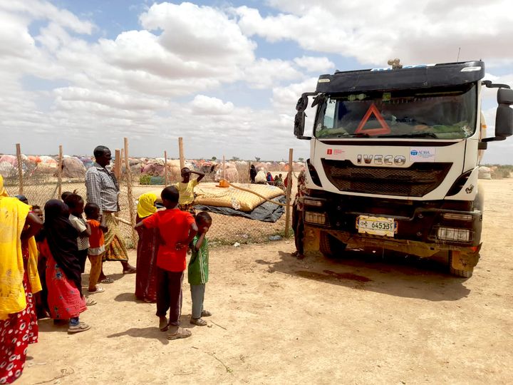 ADRA er allerede i gang med at levere blandt andet vand flere steder i Etiopiens Somali-region. Danidas og ADRA's logoer er påtrykt lastbilerne. (Foto: ADRA Etiopien)