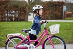 Basale cykelfærdigheder som at holde balancen, bremse og svinge skal være på plads. Desuden er det vigtigt at huske cykelhjelmen samt identificere den sikreste vej til skolen sammen med dit barn. Foto: PR.
