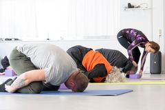 Yoga er også en del af tilbuddet til Sjov Motion i EFI Hallerne. Foto: Esbjerg Kommune