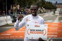 Det var en rørt Geoffrey Kamworor som satte ord på sin verdensrekord. (Foto: CPH Half)