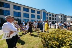 Næsten 100 samarbejdspartnere, naboer, lokalforeninger, kontorlejere og andre interesserede borgere var mødt op for at fejre grundstensnedlæggelse for Hellebæk Klædefabriks nye boliger