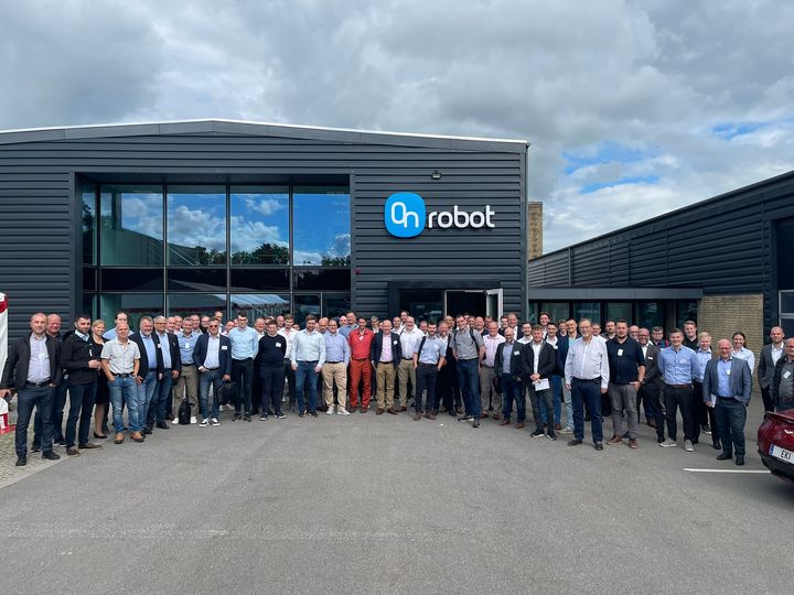 100 roboteksperter fra 15 lande fik et smugkig på OnRobots kommende produkter, da de i juni besøgte den danske robotvirksomhed.