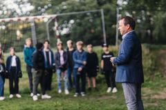 Henrik Aslund Pedersen, partner hos PwC i Hillerød, byder eleverne velkommen til Ung Privatøkonomi