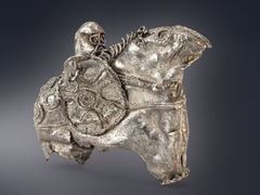 En sølv amulet med mand på hest - genstand som vises i udstillingen RUS Vikinger i øst