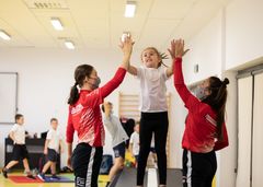 Gymnasterne har lavet utallige workshops med børn og unge. Her besøgte de en skole i Polen, hvor eleverne ikke havde haft idræt på skoleskemaet i næsten 2 år grundet corona.