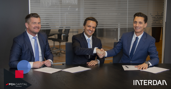Giacomo Carelli, CEO i FCA Bank (midten), Kenneth Hansen, CEO Interdan Bil A/S (th), og Michael Hald Wøhlk, CEO FCA Capital Danmark A/S (tv).