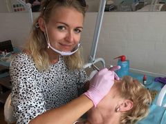 Gittemira Jul sagde sit job som pædagogmedhjælper op og tog uddannelsen som kosmetolog hos Dermatech i Vejle. I oktober åbnede hun klinikken By Mira, der ligger i Hadsten. Foto: Gittemira Jul.