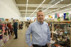 Genbrugsgaver er et hit under juletræet. Kunderne siger til vores personale, at de gerne vil finde noget unikt til den, der skal modtage gaven, fortæller direktør Morten Bøjland fra Kirppu, der driver 10 loppesupermarkeder over hele landet.