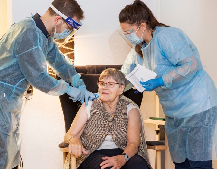 85-årige Else fra plejecentret Blomstergården i Slagelse var en af de første til at blive vaccineret mod COVID-19 Foto: Evan Fotograf