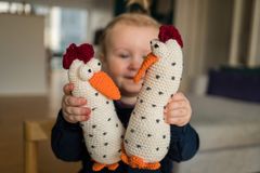 Hønen Hope, som 30 frivillige på Sjælland nu skal hjælpe med at masseproducere, sælges for 100 kroner, der går ubeskåret til op til tre kyllinger til en familie i verdens fattigste egne. Her har lille Esther fat i et par af slagsen. PR-foto: Kristian Skårhøj.