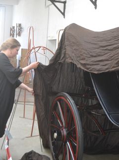 Vognene bliver gjort klar til at blive vist frem i udstillingen. Her ses Sally Schlosser Schmidt
museumsformidler, ph.d.