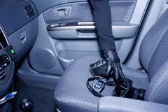 Lad ikke pakker og tasker ligge på sædet i bilen, når du forlader den. Så er du selv med til at friste tyveknægten.
Foto: Colourbox/Syda Productions