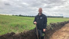 Emil Winther Struve (her ved en anden udgravning) er spændt på, om udgravningerne ved Kildedal Nord kan kaste nyt lys på de tidligere fund fra Knardrup-graven. Foto: Julie Nielsen/OMU