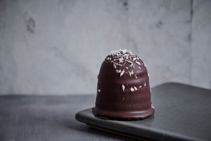 På Sweetnorths flødeboller drysses selv kokossen på toppen på i hånden.