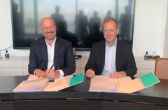 Mats C. Gottschalk, koncerndirektør for Gjensidige i Danmark og Carsten Møller Pedersen, direktør for NEM Forsikring, underskriver aftalen.