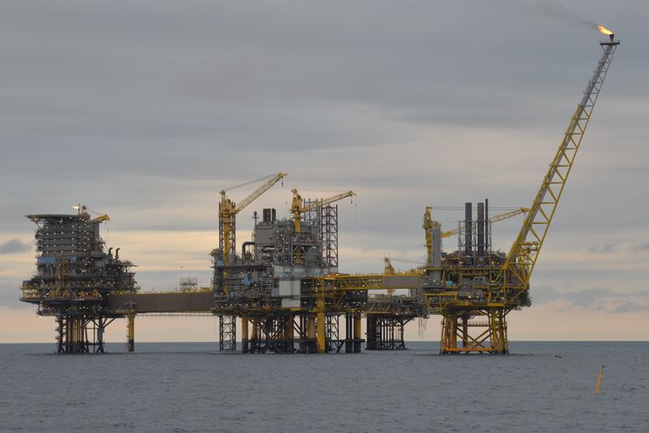 Studieområdet med olie- og gasplatformen Dan-F i den Danske sektor af Nordsøen. Til højre i billedet anes den lille servicebåd. Den gule bøje i forgrunden angiver, hvor lytteudstyret var udlagt ved bunden gennem to år for at lytte til marsvins lyde og støjen fra platformen. Foto: Jeppe Balle Dalgaard.