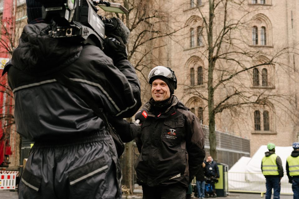 Kranfører interviewes på nedhejsningsdagen_Foto Malthe Ivarsson