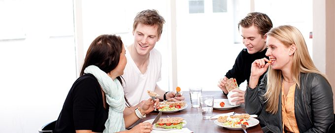 Kvindelige erhvervsskoleelever finder det signifikant mere meningsfyldt og spændende at spise sundt sammenlignet med de mandlige medstuderende. Foto: Colourbox