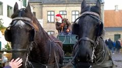 Fra Julemarkedet i Lützhøfts Købmandsgård kan man tage sig en hyggelig hestevognstur rundt i Roskildes julepyntede gader. Foto: Museumskoncernen ROMU