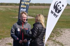 WWF Verdensnaturfondens generalsekretær Bo Øksnebjerg taler med journalister ved Projekt Plasti-Smarts første dag på stranden i maj måned. Foto: WWF Verdensnaturfonden.