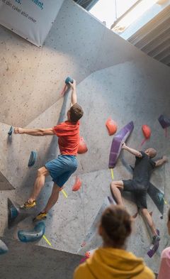 Bouldering er friklatring uden seler og sikkerhedsliner. Men højden er ikke afgørende. Denne type klatring er en sport for både krop og hjerne, hvor udfordringen ligger i at finde den bedste vej rundt på væggene, der simulerer klippeblokke – deraf det engelske navn, bouldering. Foto: PR.