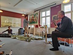 Børnebogs-illustratoren Rasmus Bregnhøi står bag de små væsner Skygningerne, der indgår i børneudstillingen MIG & MIN BY, som for tiden kan opleves på Roskilde Museum. I vinterferien kan man opleve ham sammen med saxofonisten Thomas Agergaard og pianisten Simon Toldam i en kombination af live-tegning og live-musik på Roskilde Museum.