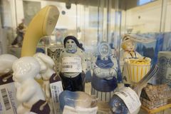 Genbrugsgaver er et hit under juletræet. Kunderne siger til vores personale, at de gerne vil finde noget unikt til den, der skal modtage gaven, fortæller direktør Morten Bøjland fra Kirppu, der driver 10 loppesupermarkeder over hele landet.