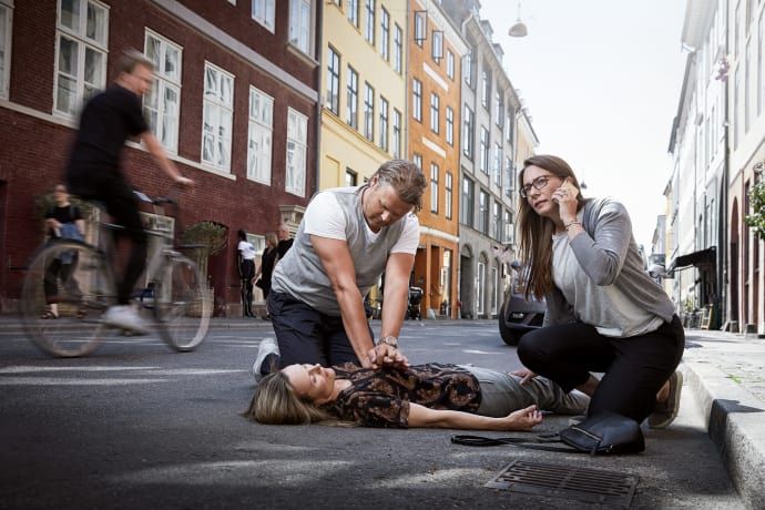 Bliver der givet hjertelungeredning fra vidner til et hjertestop, overlever ca. 1 ud af 8 ramte. Er der derimod ingen, der handler, før ambulancen ankommer, overlever kun ca. 1 ud af 30.