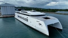 Express 5 på vandet ud for Austals hurtigfærgeværft i Filippinerne. Målt på biler og passagerer er det verdens største hurtigfærge.