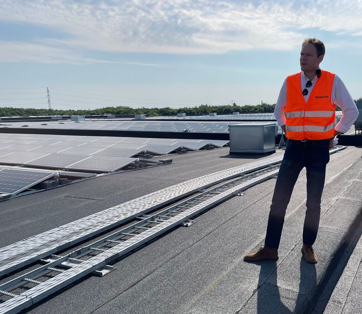 Johan Hallgren Madsen på en af de industribygninger, denne beliggende i Ishøj syd for København, der sidste år fik opsat tagbaserede solcelleanlæg.