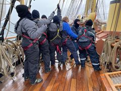 Der arbejdes om bord - også i dårligt vejr. Foto: Bjarke Wahlqvist.