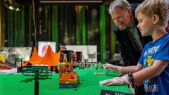 Borgmester i Roskilde og bestyrelsesformand for ROMU, Tomas Breddam (tv.) er en af de rigtig mange besøgende, der har lagt vejen forbi RAGNAROCK – museet for pop, rock og ungdomskultur – i sommerferien