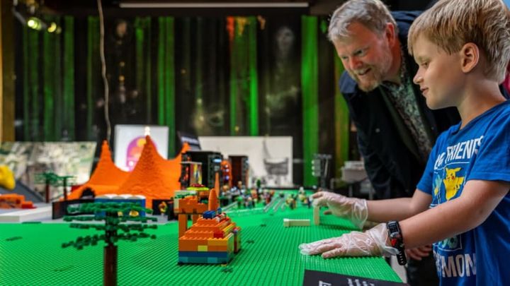 Borgmester i Roskilde og bestyrelsesformand for ROMU, Tomas Breddam (tv.) er en af de rigtig mange besøgende, der har lagt vejen forbi RAGNAROCK – museet for pop, rock og ungdomskultur – i sommerferien