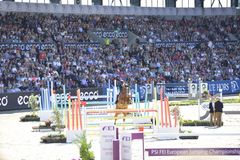 ECCO FEI World Championships Herning består af i alt fire discipliner inden for ridesport; ridebanespringning, dressur, voltigering og paradressur. Her et glimt fra den store springbane, der er anlagt på MCH Arena fra Europamesterskaberne i 2013, FC Midtjyllands faste hjemmebane. Foto: Ridehesten.com