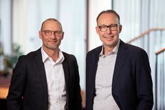 Adm. direktør Lars Lehmann (th.) og regionsdirektør Kim Johansen (tv.) fra Boligkontoret Danmark glæder sig over at kunne fortsætte det mangeårige samarbejde med Assens Kommune.