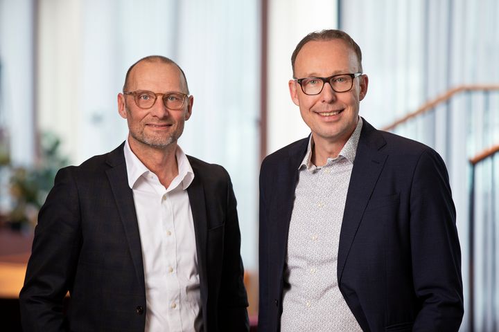 Adm. direktør Lars Lehmann (th.) og regionsdirektør Kim Johansen (tv.) fra Boligkontoret Danmark glæder sig over at kunne fortsætte det mangeårige samarbejde med Assens Kommune.