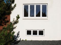 Det var vinduer som disse, Lone Engberg og Palle Sørensen fik afslag på at lade sidde i deres hus. Nu har retten vurderet, at Hjørring Kommune og Planstyrelsen skulle have givet tilladelse. 
Credits: Hvidbjerg Vinduet A/S