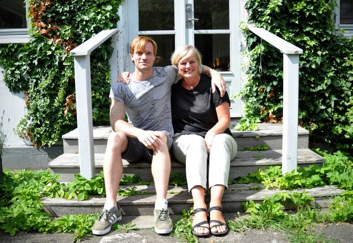 Jacob Mols og Anette Kjærgaard Frandsen fortæller om, hvordan Jacob har flyttet sig ud af isolation og ind i fællesskabet i Hvide og Gule Hus. Foto: Karen Grønkjær.