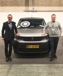 Peugeot Partner har netop vundet titlen Årets 'Varebil. Her ses salgschef for varebiler, Sten Bonne Schwaner og Mikkel Hansen, produktspecialist.