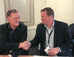 Niels Hansen (til venstre) giver formandsposten for Dansk Byggeri Midt- og Vestjylland videre til Michael Nielsen (til højre) fra Hee Entreprise i Ringkøbing.