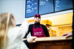 Bøff burgerbar er en dansk kæde bestående af i alt fire burgerrestauranter placeret i Valby, Sydhavn, Hillerød og Helsingør. Mens forretningen er jordnær, er ambitionerne skyhøje. Målet er at levere Danmarks bedste takeaway-burgere. Foto: PR.