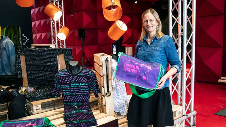 Malene Knudsen viser nogle af de nye varer frem i museumsbutikken, som er klar til at sælge eksklusivt merch. Foto: Maria Louise Olsson/RAGNAROCK