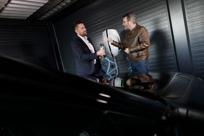 Stephan Sørensen og Peter Meier Jæger ved en af ladestanderne hos Bayern AutoGroup. Fotograf: Ole Hartmann Schmidt
