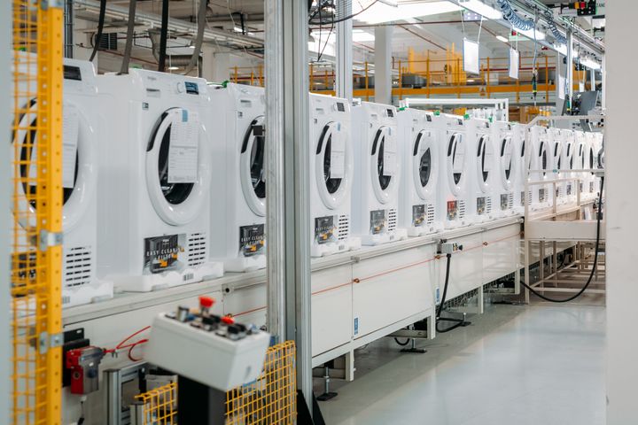 Whirlpool har beregnet, at investeringen i danskproducerede mobile robotter har tjent sig selv hjem på to år. De ansatte, som før havde transportopgaver, bidrager nu til øget produktivitet i montage. Derfor var det ikke en vanskelig beslutning at vælge den samme teknologi til yderligere en fabrik i Polen samt to fabrikker i Italien.