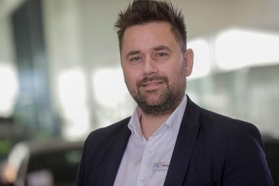 Stephan Sørensen, salgsdirektør hos Bayern AutoGroup i Tilst ved Aarhus. Fotograf: Ole Hartmann Schmidt