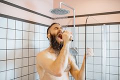 Det danske firma Aguardio har udviklet en løsning, der hjælper med at ændre badevaner og  dermed sparer vand og energi. Telia leverer IoT-teknologi, der gør den tekniske installation af produktet enkel – og giver overblik over husstandens bademønster på mobilen.