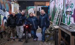 Ungeindsatsen består både af lønnede og frivillige medarbejdere, som to gange om ugen kommer med varm mad og godt humør. Foto: Jens Peter Engedal.